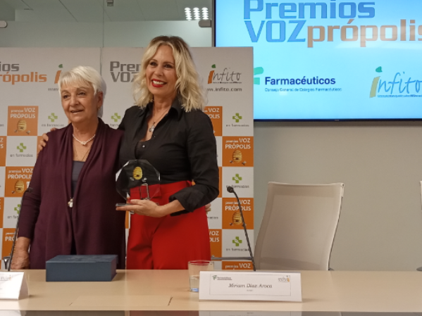 monica-naranjo-y-miriam-diaz-aroca-premios-voz-propolis-de-cgcof-e