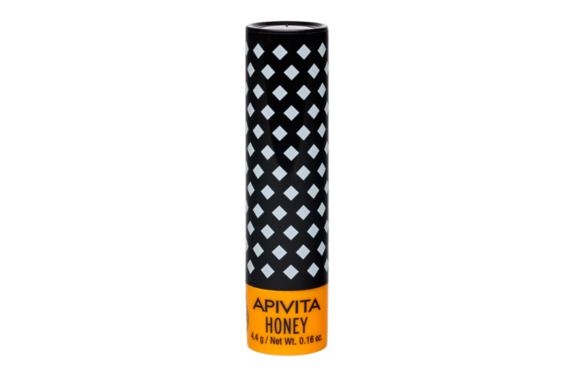 protege-hidrata-y-da-color-a-los-labios-con-apivita