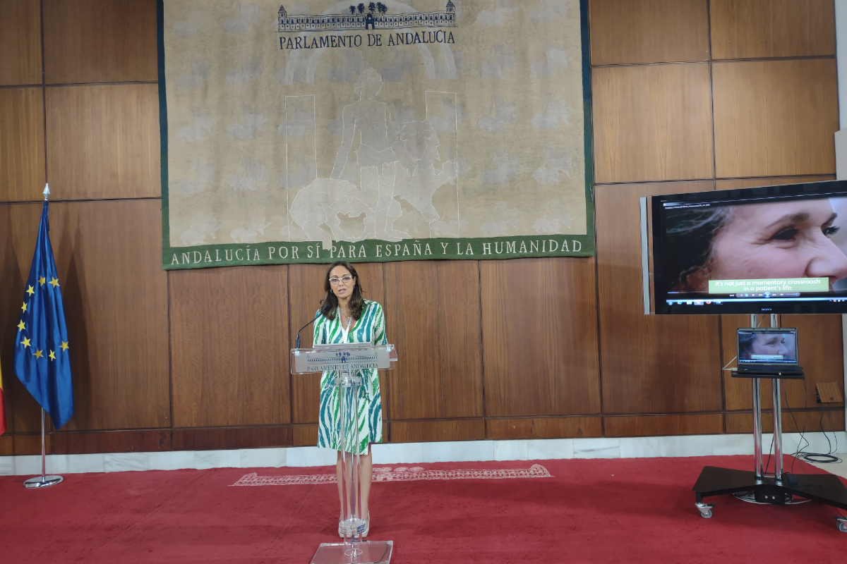 la-farmacia-expresa-en-el-parlamento-andaluz-su-orgullo-por-su-aportac