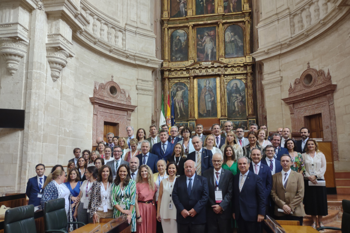 la-farmacia-expresa-en-el-parlamento-andaluz-su-orgullo-por-su-aportac